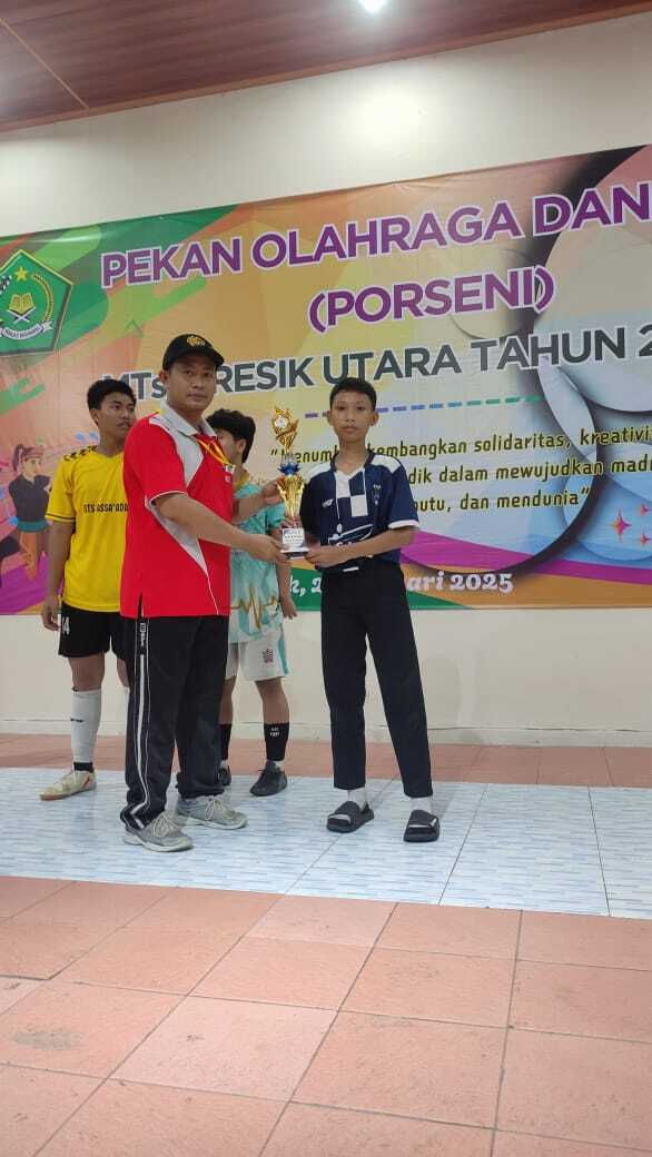 Santri MTs Maskumambang Menerima Trophy Juara