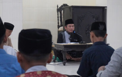 Pemangku Pondok Pesantren Maskumambang KH. Nidlol Masyhud