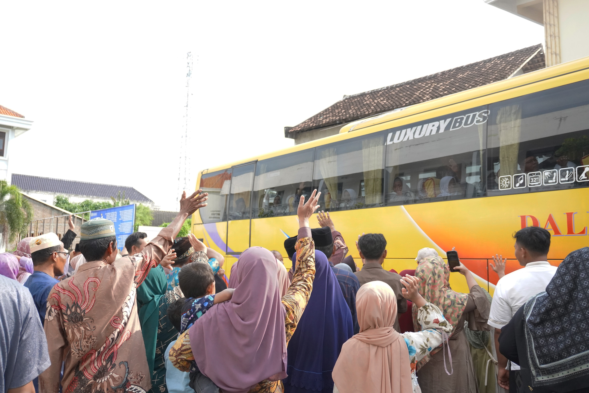KH. Nidlol Masyhud Lepas 90 Jemaah Haji KBIHU YKUI Maskumambang