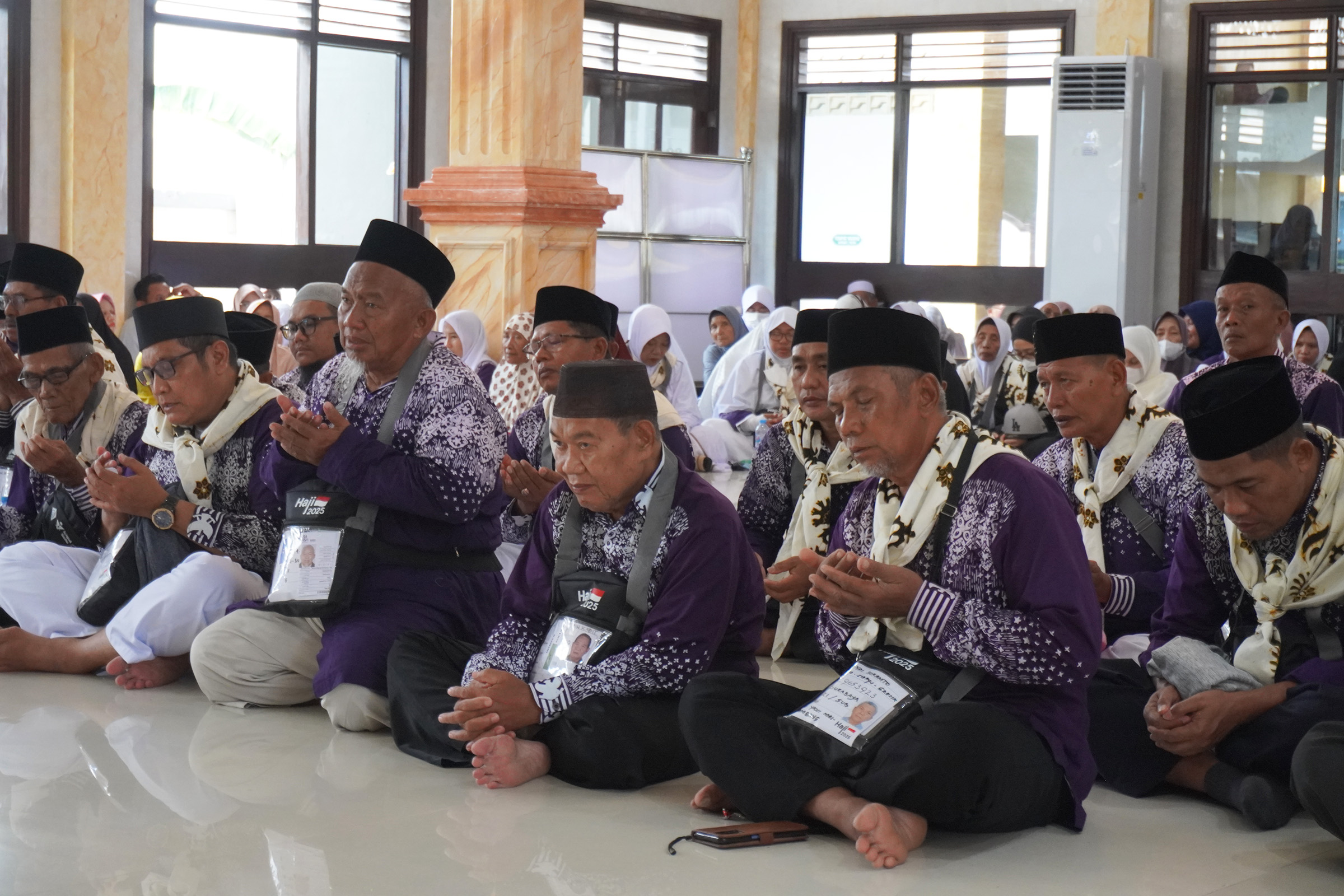KH. Nidlol Masyhud Lepas 90 Jemaah Haji KBIHU YKUI Maskumambang