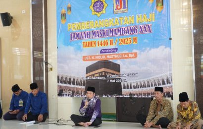KH. Nidlol Masyhud Lepas 90 Jemaah Haji KBIHU YKUI Maskumambang