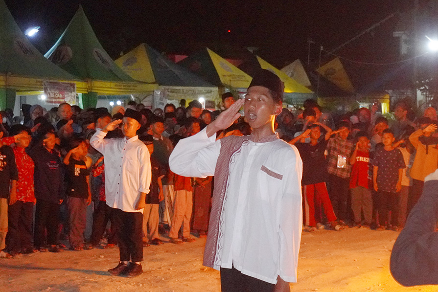 Santri MTs YKUI Maskumambang bertugas sebagai Petugas Upacara JAMAIS Ke-XII