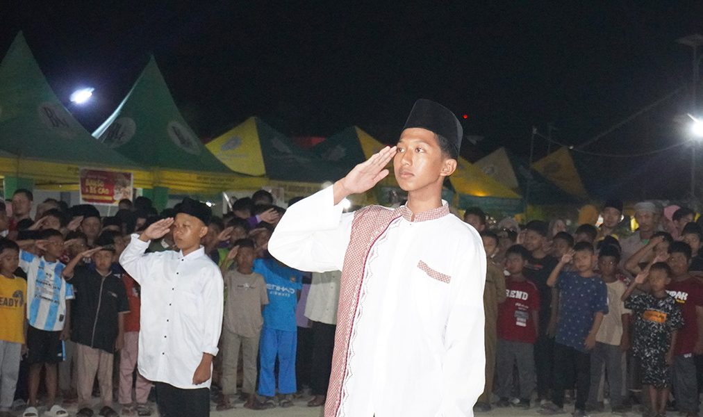 Santri MTs YKUI Maskumambang bertugas sebagai Petugas Upacara JAMAIS Ke-XII