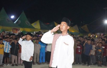 Santri MTs YKUI Maskumambang bertugas sebagai Petugas Upacara JAMAIS Ke-XII