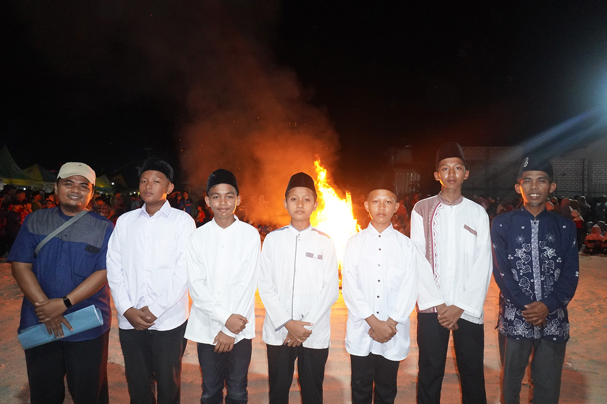 Santri MTs YKUI Maskumambang bertugas sebagai Petugas Upacara JAMAIS Ke-XII