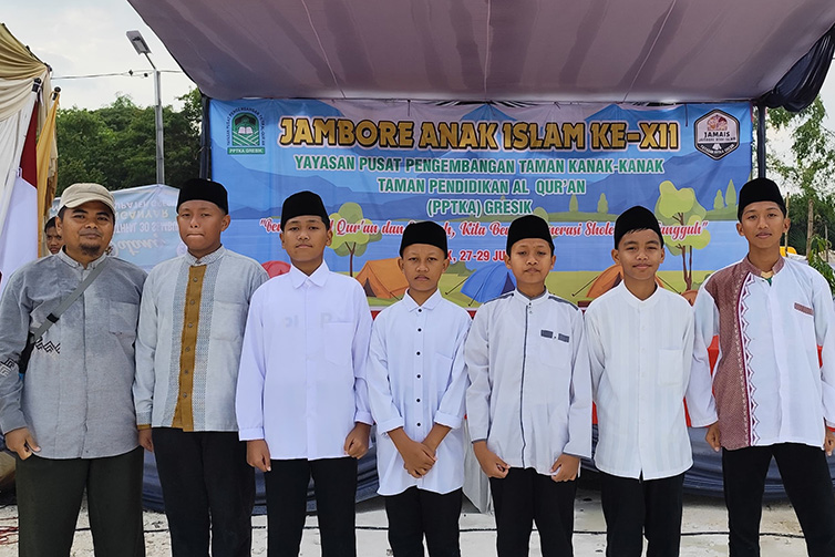 Santri MTs YKUI Maskumambang bertugas sebagai Petugas Upacara JAMAIS Ke-XII