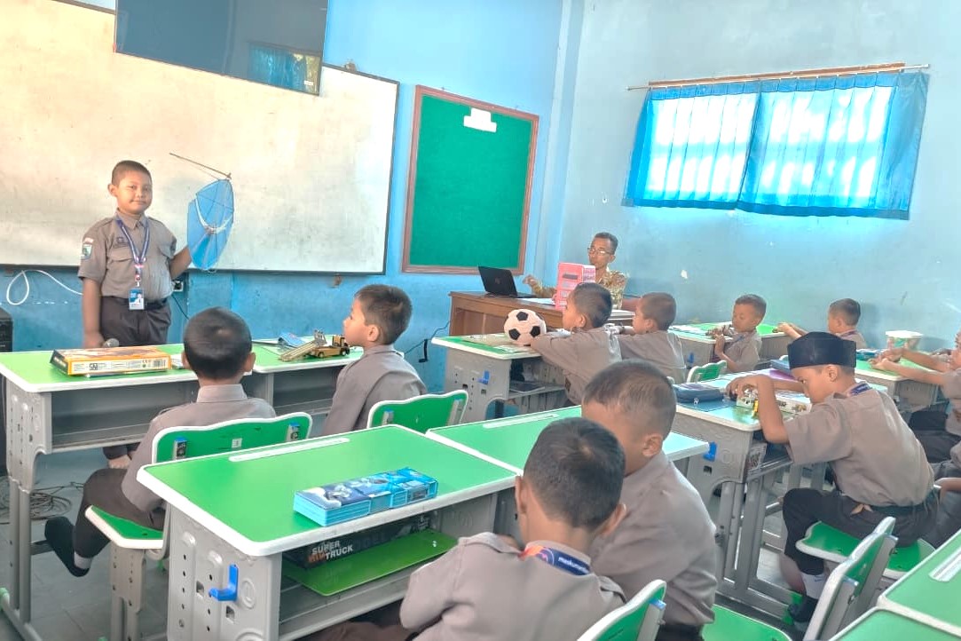 Kelas bercerita dan mendengarkan MI YKUI Maskumambang