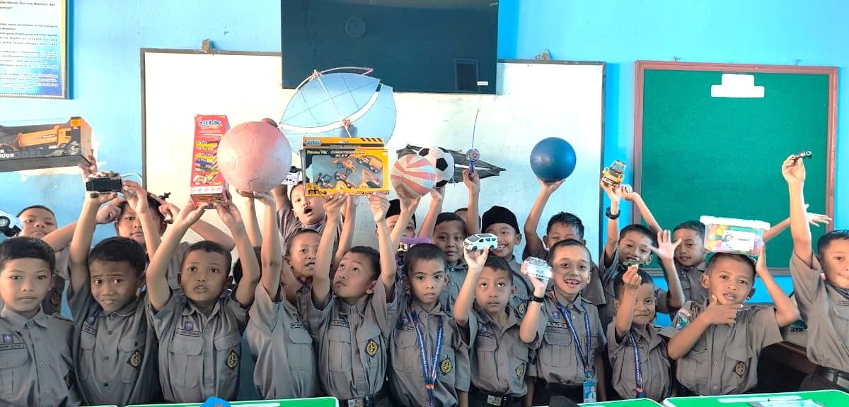 Kelas bercerita dan mendengarkan MI YKUI Maskumambang
