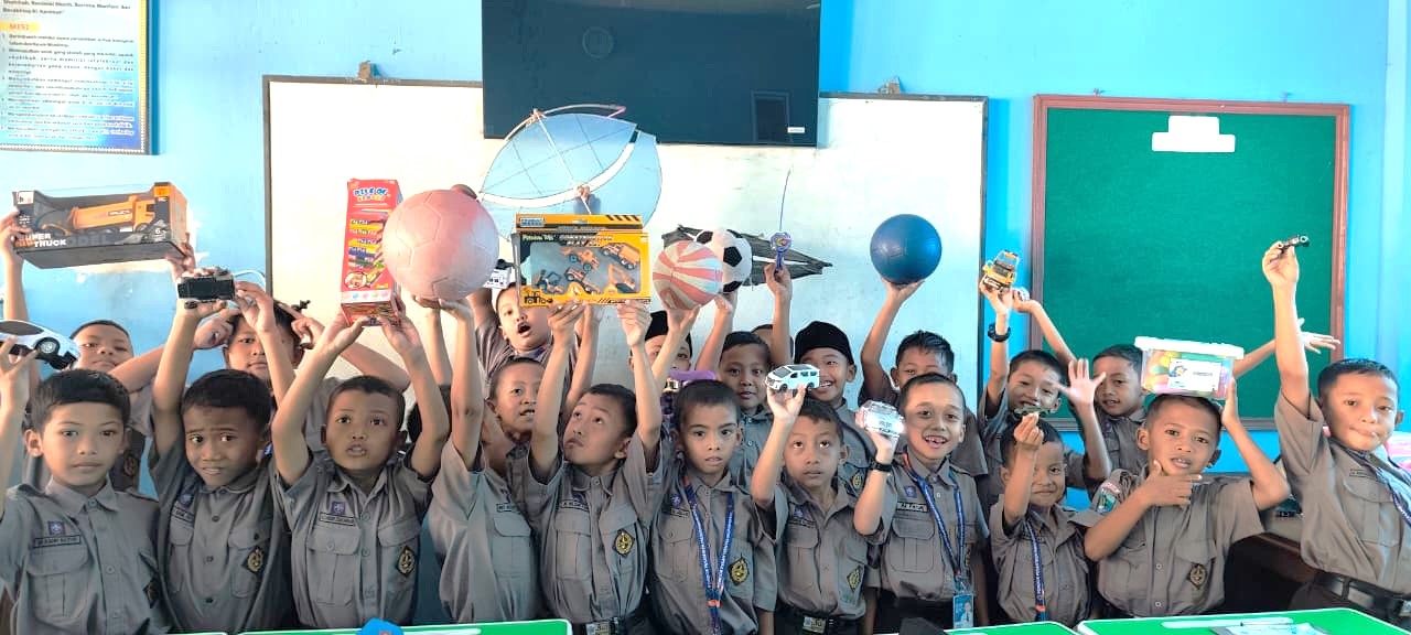 Kelas bercerita dan mendengarkan MI YKUI Maskumambang