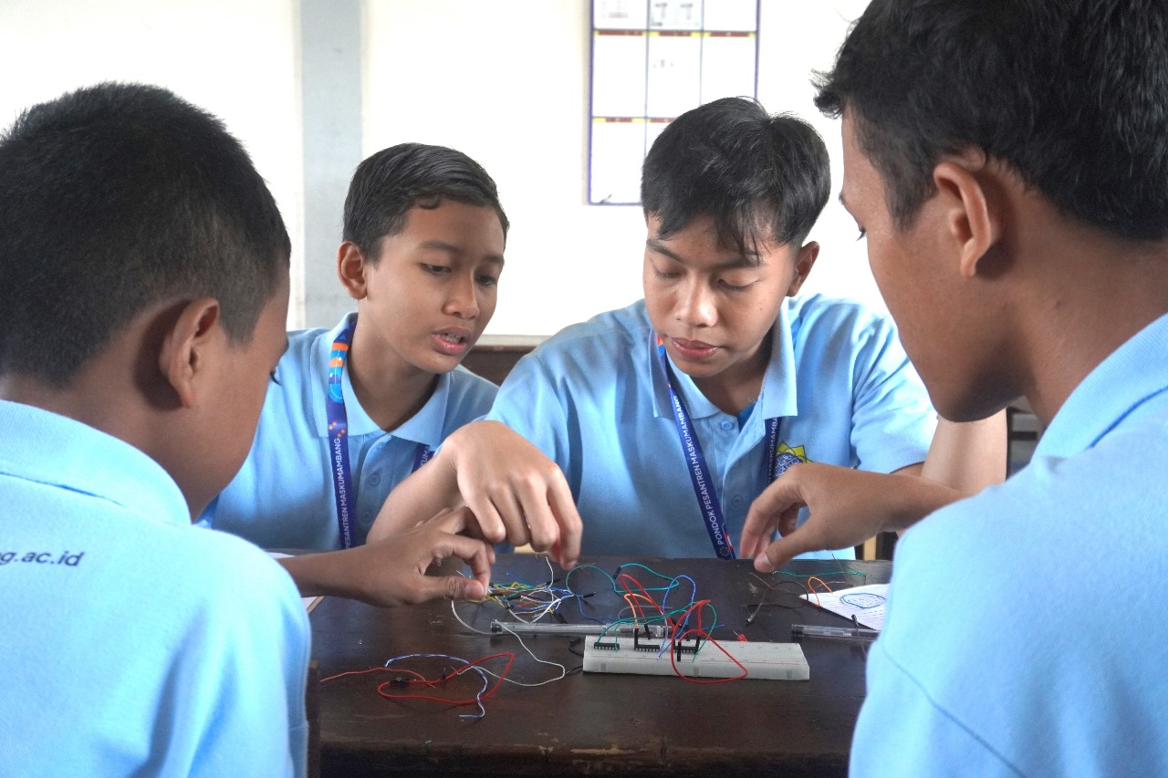 Ilustrasi: santri berlatih merakit robot dalam kegiatan robotika di pesantren (foto arsip)