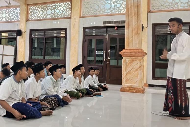 Ustadz Ahmad Fawwaz, Hafiz Indonesia 2016 motivasi santri Pondok Pesantren Maskumambang